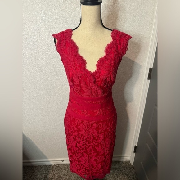 Tadashi Shoji (SALE) Red embroidered lace banded sheath dress in size 4 - Picture 5 of 9
